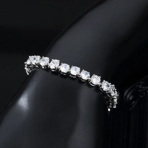 Bracelet tennis classique en argent avec zircons AAA scintillants sur support noir