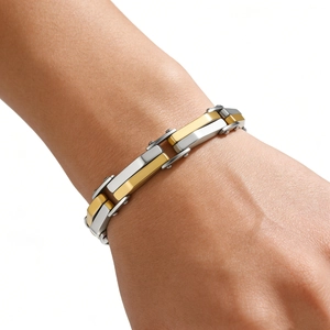 Détail du bracelet bicolore or et argent avec finition polie et maillons en métal