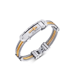 Detalle de la pulsera de cable de acero trenzado con cruz dorada y placa de remaches