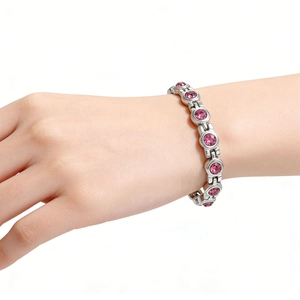Gros plan détaillé d'un bracelet argenté avec d'élégantes pierres de zircone violettes