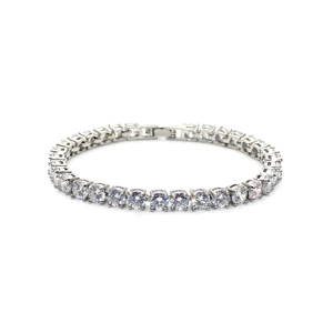 Détail du bracelet tennis en argent orné de pierres de zircone AAA serties à griffes