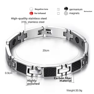 Makro-Detail von 316L Edelstahl Magnet-Gesundheitsarmband mit schwarzer Kohlefaser