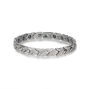 Détail du bracelet magnétique en acier gris fusil avec maillons en V et zircons blancs