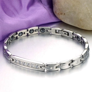 Dettaglio del bracciale magnetico in acciaio inossidabile argento con zirconi