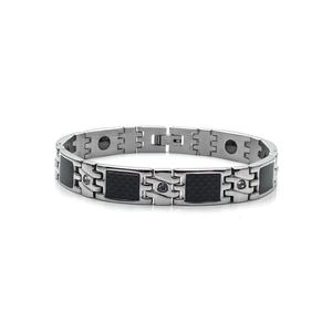 Détail du bracelet magnétique en acier titane pour hommes avec carbone et zircons
