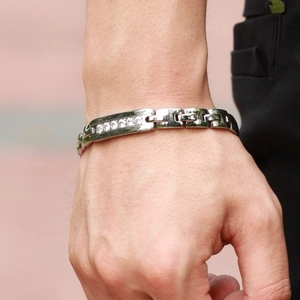 Dettaglio di un bracciale da uomo in acciaio al titanio con pietre incastonate