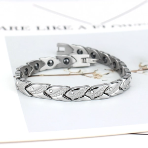 Bracelet de magnétothérapie en acier titane avec maillons cœur et zircons brillants
