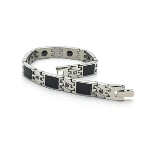Bracelet pour homme en titane avec inserts en fibre de carbone noire et aimants