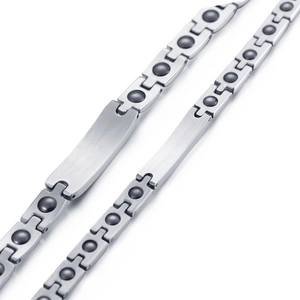 Dettaglio del bracciale a maglie in acciaio al titanio spazzolato con pietre magnetiche