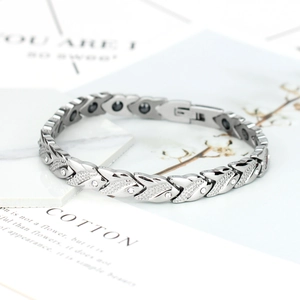 Bracelet magnétique en argent avec maillons en V et oxydes de zirconium brillants