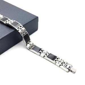 Bracelet pour hommes en acier titane avec inserts en carbone noir et cristaux