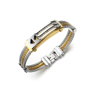 Dettaglio del bracciale a cavo in acciaio inossidabile bicolore con zirconi e design geometrico