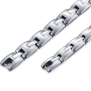 Dettaglio ravvicinato del bracciale in acciaio al titanio lucido con maglie a H e magneti