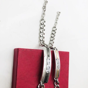 Bracelets de couple en acier titane avec zircone et gravures d'amour sur boîte rouge