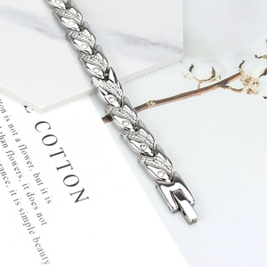 Bracelet à maillons feuilles argentés avec cristaux brillants et fermoir à rabat sécurisé