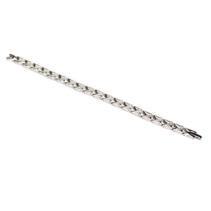 Gros plan d'un bracelet en titane argenté avec des maillons en forme de feuille et pierres