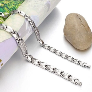 Bracciale magnetico in titanio argento lucido con maglie ad H e dettagli in pavé di cristallo