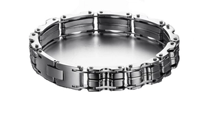 Bracelet classique pour homme en acier inoxydable style chaîne industrielle sur fond blanc