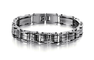 Détail du bracelet chaîne de moto en acier inoxydable avec rivets et fermoir pliant