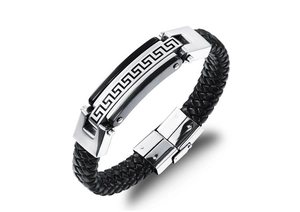 Détail macro du bracelet en cuir noir pour homme avec insert métallique motif grec
