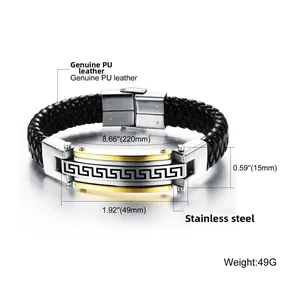 Détail d'un bracelet en cuir tressé pour homme avec plaque métallique à motif grec