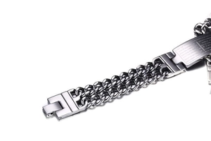 Gourmette homme double maille en acier noir et argent avec gravure de prière espagnole