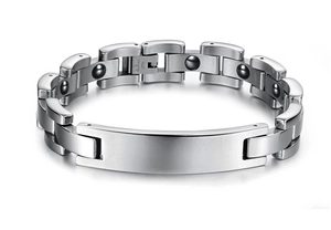 Macro detail van gepolijste roestvrijstalen magnetische armband met graveerbare plaat