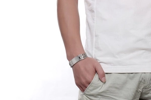 Détail d'un bracelet pour homme de 18mm avec plaque rectangulaire gravée sur le poignet