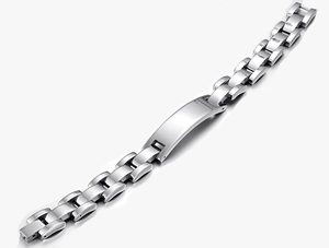 Macro-opname van gepolijste roestvrijstalen herenarmband met glanzende geometrische plaat