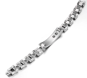 Detailweergave van zilveren titaniumstalen armband met magnetische kogel-inzetstukken