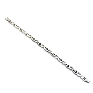 Bracelet magnétique en acier inoxydable avec maillons en forme de cœur et pierres noires