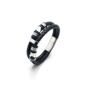 Detailansicht der Herren-Lederarmband mit silbernem Magnetverschluss und Flechtstruktur