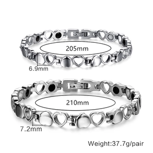 Détail de bracelets en acier titane avec maillons en cœur, thérapie magnétique et mesures