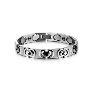 Détail macro du bracelet en acier titane argenté avec motif noir et maillons magnétiques
