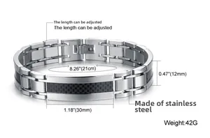 Vue détaillée du bracelet en acier titane pour homme avec incrustation en fibre de carbone