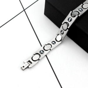 Bracelet de magnétothérapie en acier titane pour hommes avec maillons rectangulaires argentés