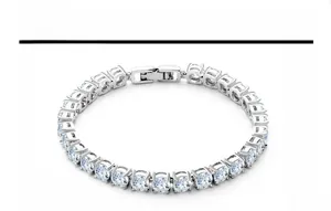 Gros plan sur un bracelet de tennis argenté serti de zircons AAA taille brillant rond