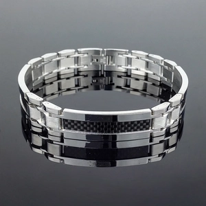 Vue détaillée du bracelet en acier inoxydable pour hommes avec insert en carbone noir