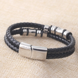 Vue détaillée du bracelet en cuir tressé à double rangée avec fermoir magnétique en acier