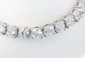 Gros plan d'un bracelet tennis en argent serti de zircons AAA sur monture à quatre griffes