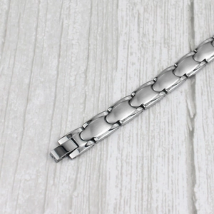 Dettaglio del bracciale magnetico in argento con maglie in acciaio inossidabile lucido