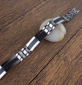 Détail macro du bracelet en acier inoxydable brossé avec insert en fibre de carbone