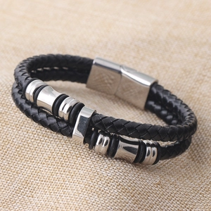 Détail d'un bracelet en cuir tressé à la main avec fermoir magnétique en acier inoxydable