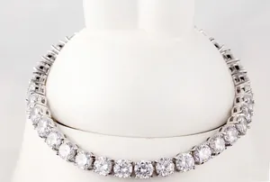 Gros plan détaillé d'un bracelet tennis étincelant avec oxydes de zirconium AAA et griffes argent