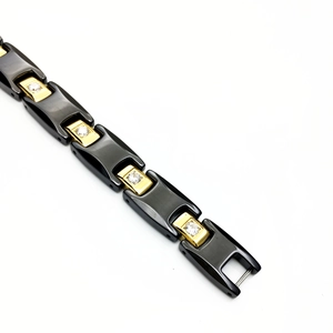Bracelet pour homme en acier doré avec céramique noire et incrustations de zircone