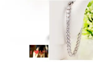 Détail d'un bracelet de tennis avec des oxydes de zirconium AAA ronds et une finition or blanc