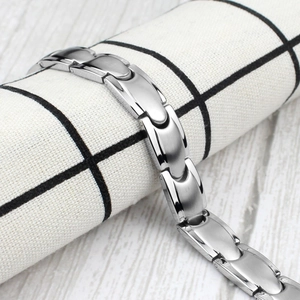 Bracciale magnetico in acciaio al titanio per coppie con finitura lucida e satinata