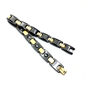 Bracelet magnétique pour homme en noir et or serti de pierres de zircone cubique