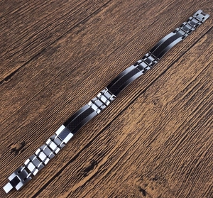 Vue macro du bracelet pour hommes en acier titane avec inserts en fibre de carbone