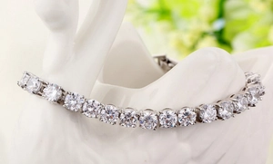 Détail du bracelet tennis argenté avec oxydes de zirconium brillants sertis à quatre griffes